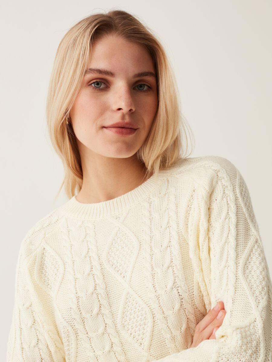 Pullover with cable-knit design_1