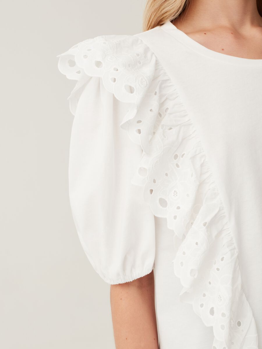 T-shirt with broderie anglaise lace frills_3