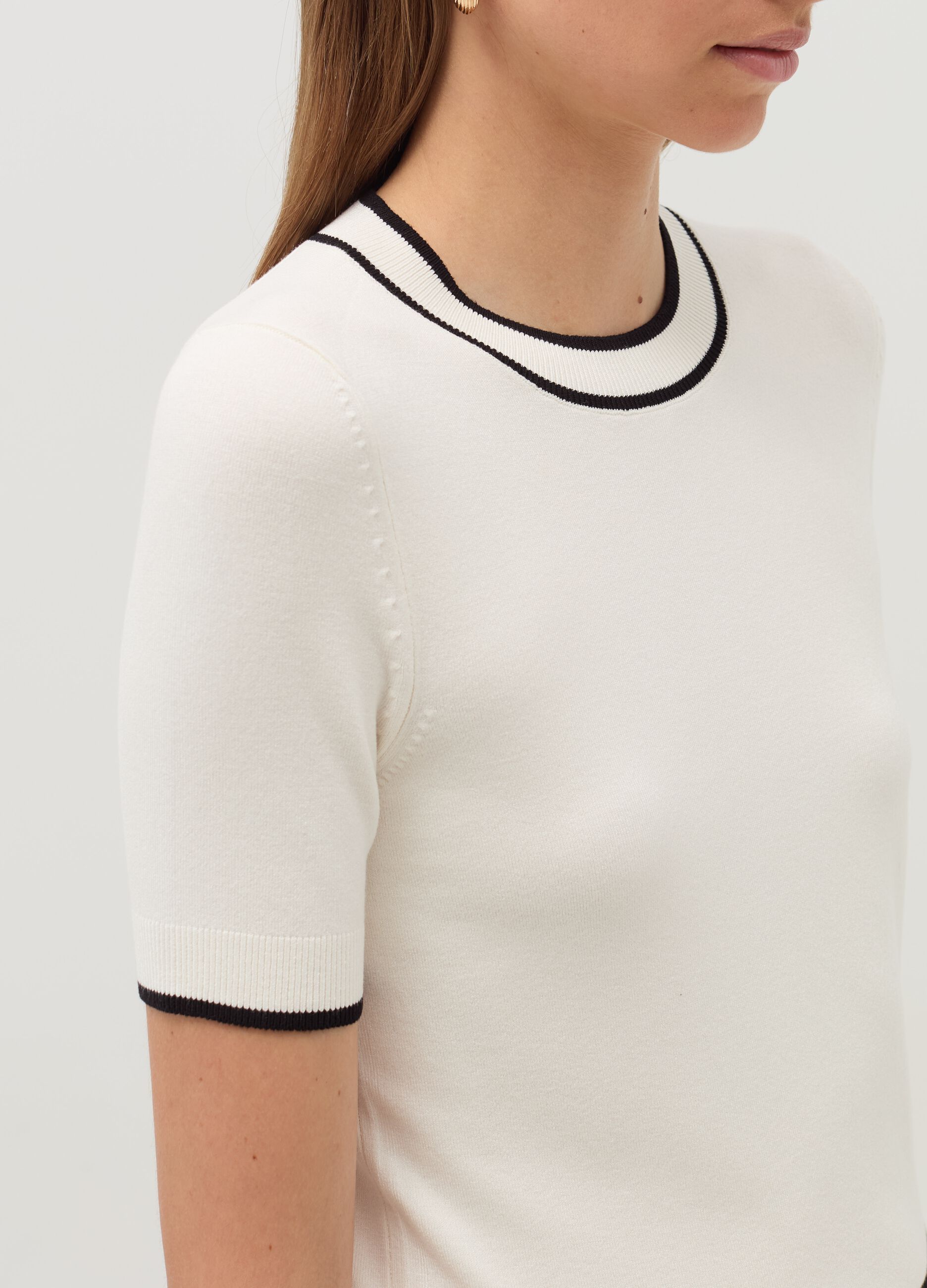 Short-sleeved top with contrasting edges