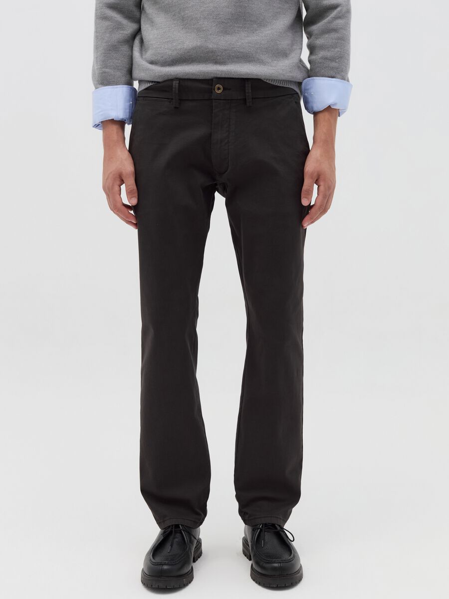 Pantalone chino regular fit in cotone stretch_1