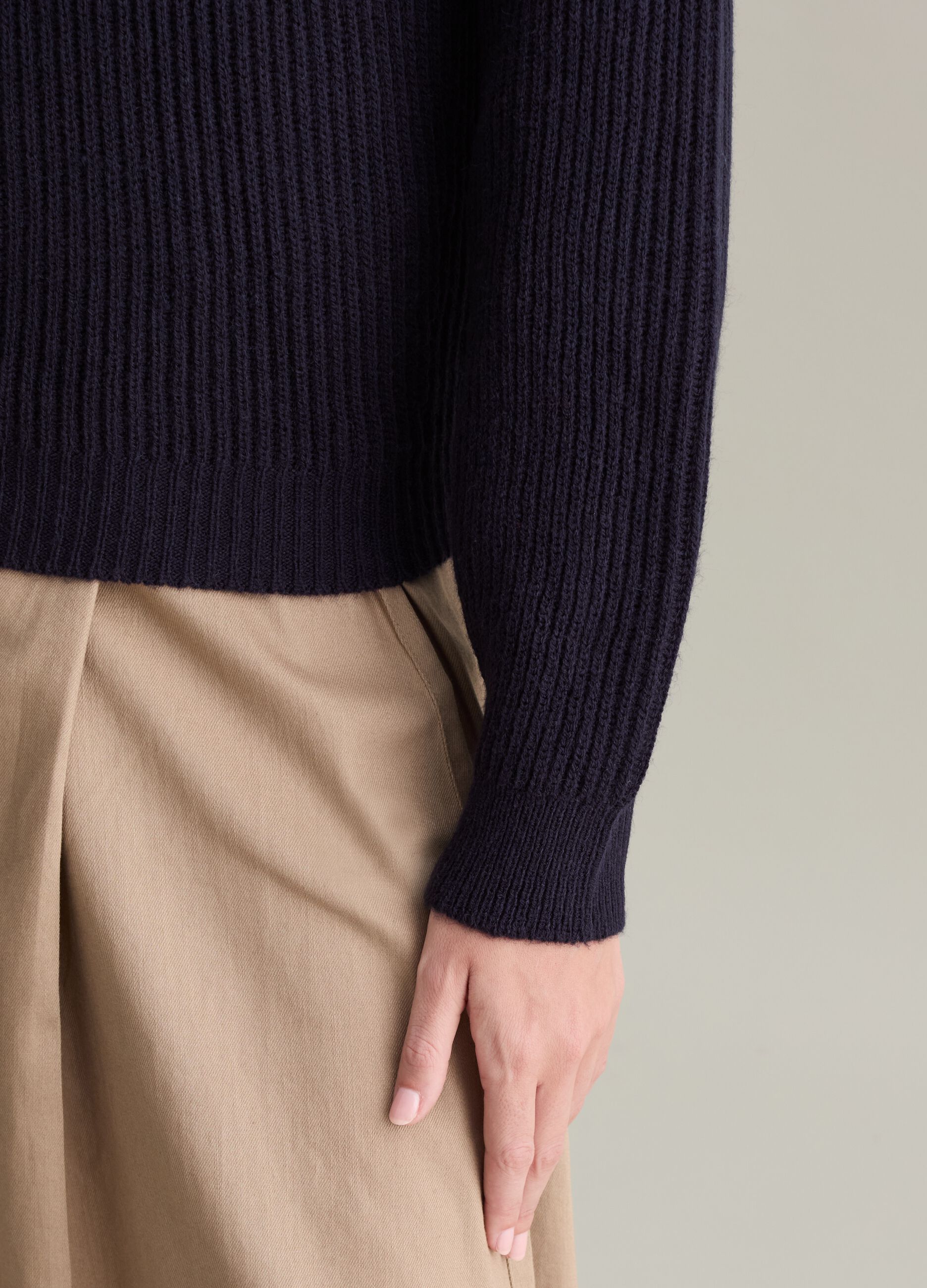 Ribbed pullover with round neckline