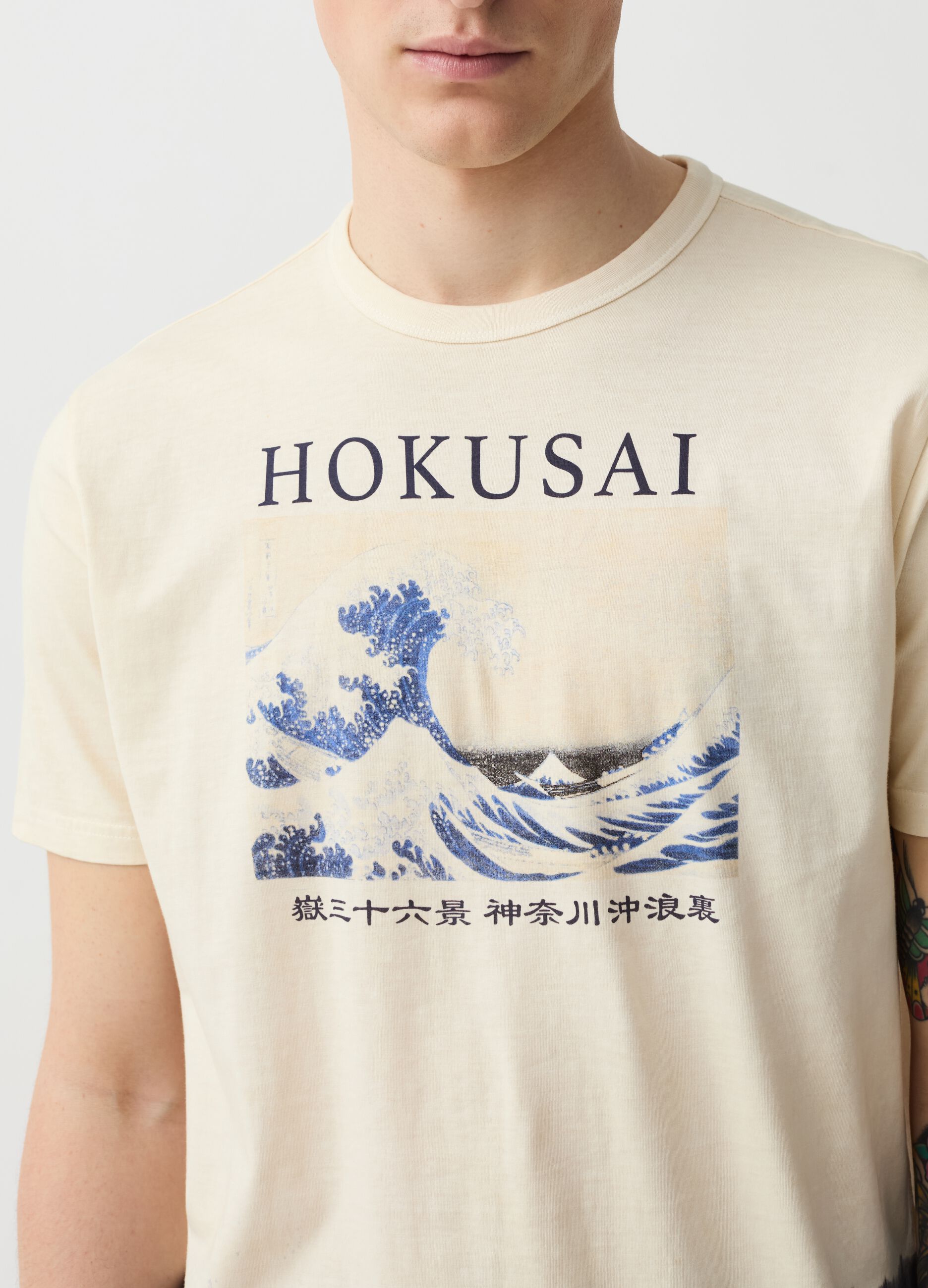 T-shirt with print of the Great Wave of Hokusai by Kanagawa