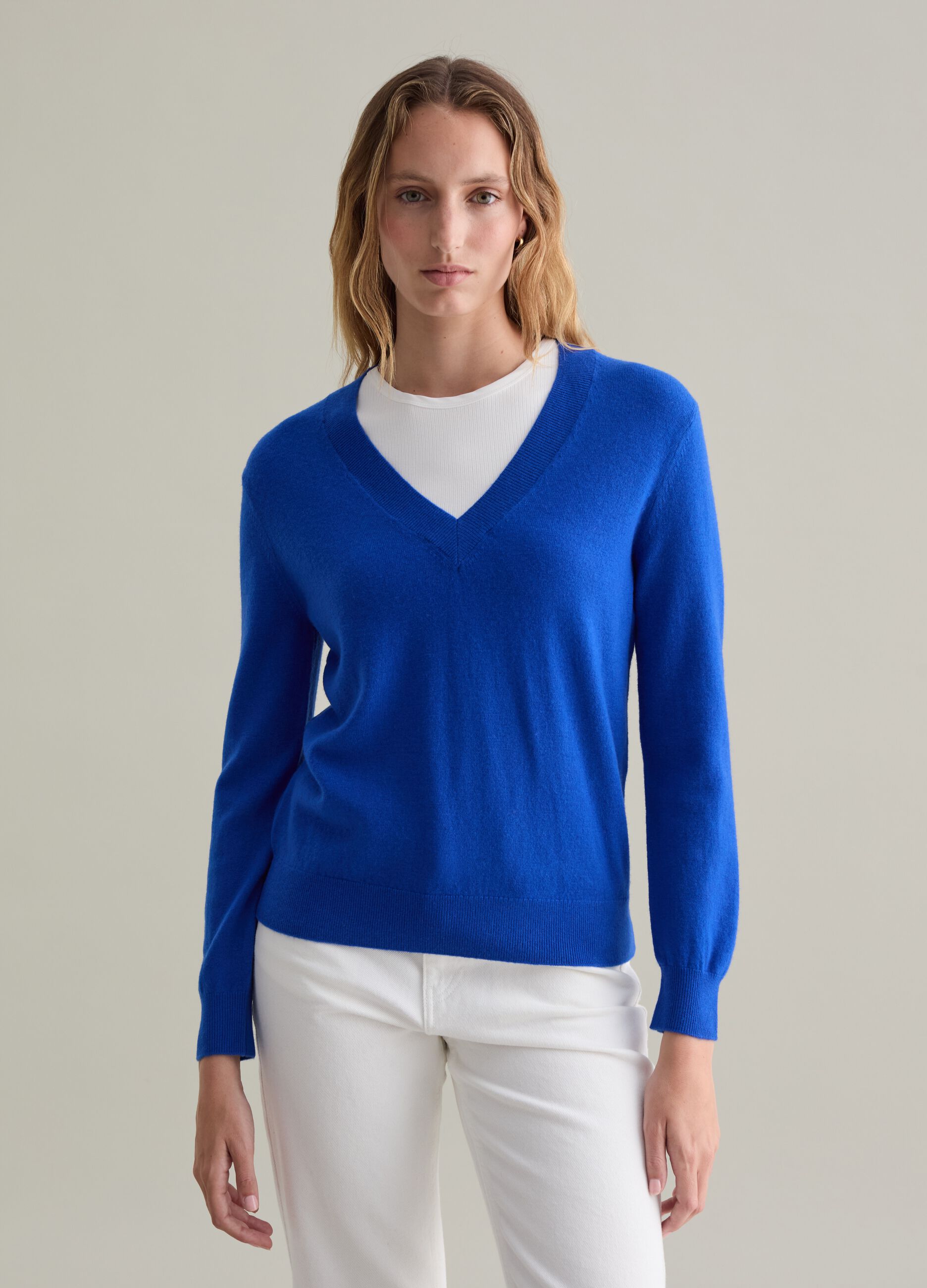 V-neck pullover in wool