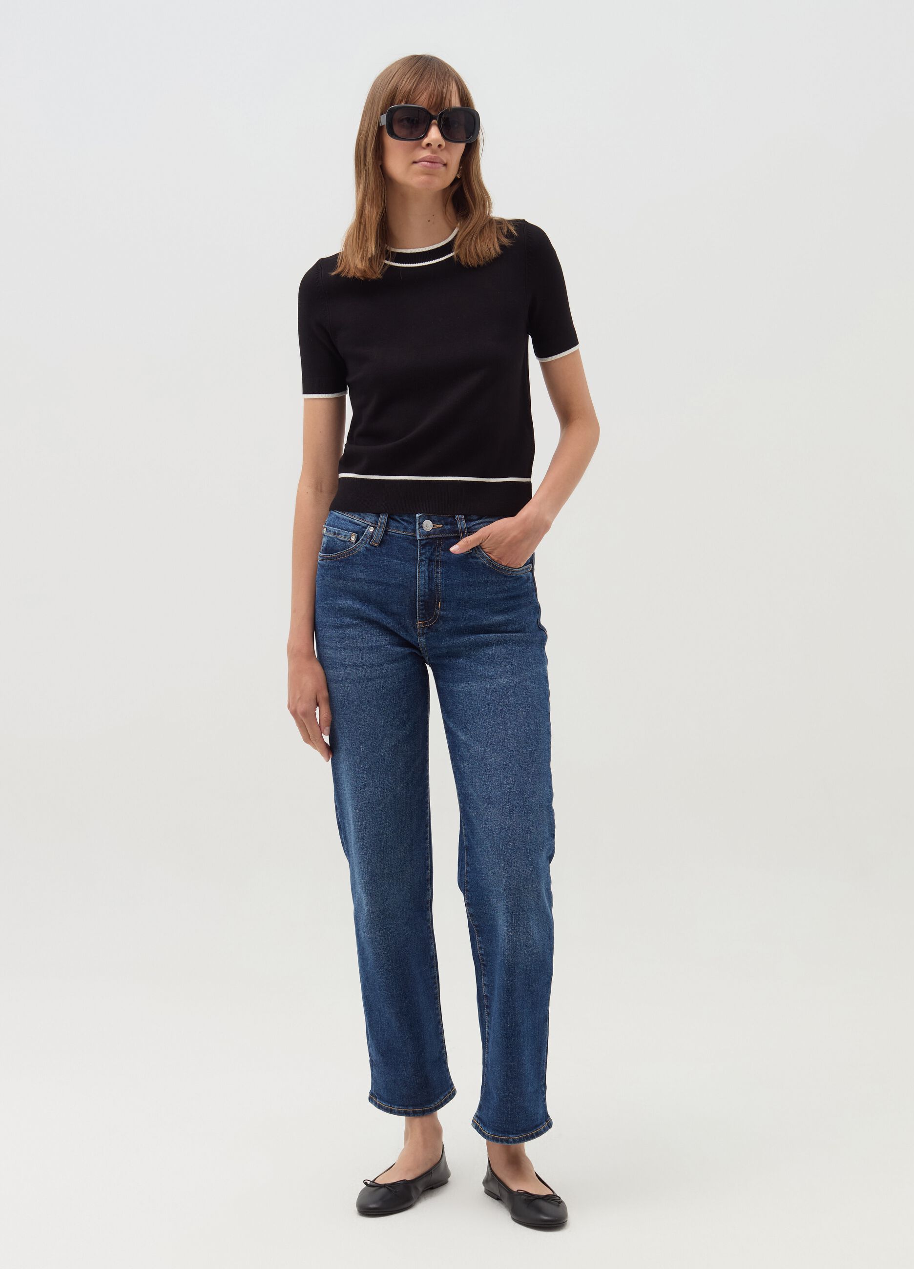 Short-sleeved top with contrasting edges