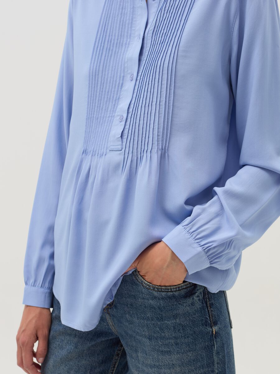 Camicia con dettaglio a pieghe_3