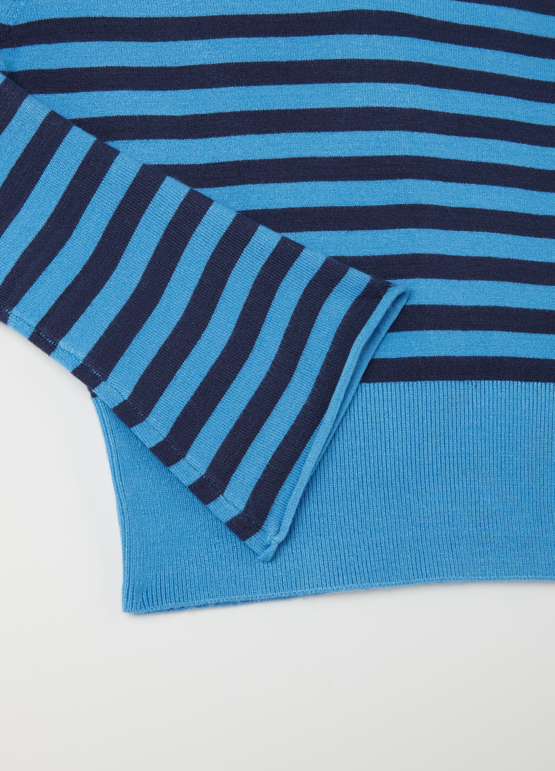 Crop pullover with V neck and stripes