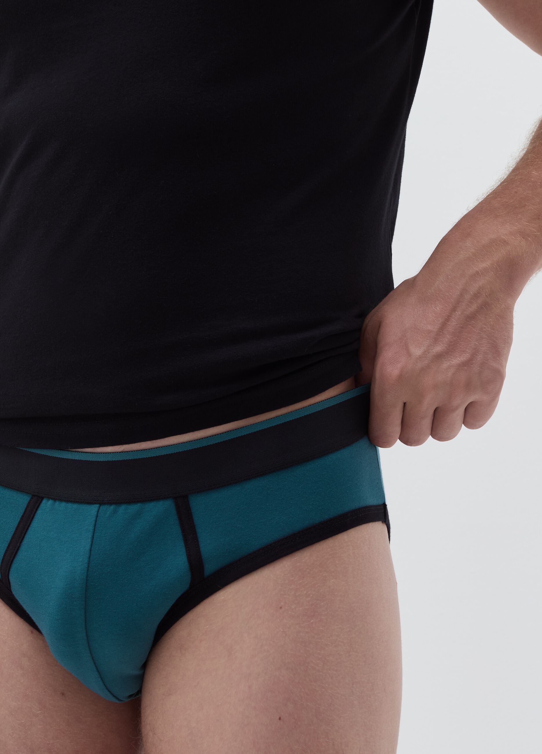 Three-pack briefs with contrasting piping