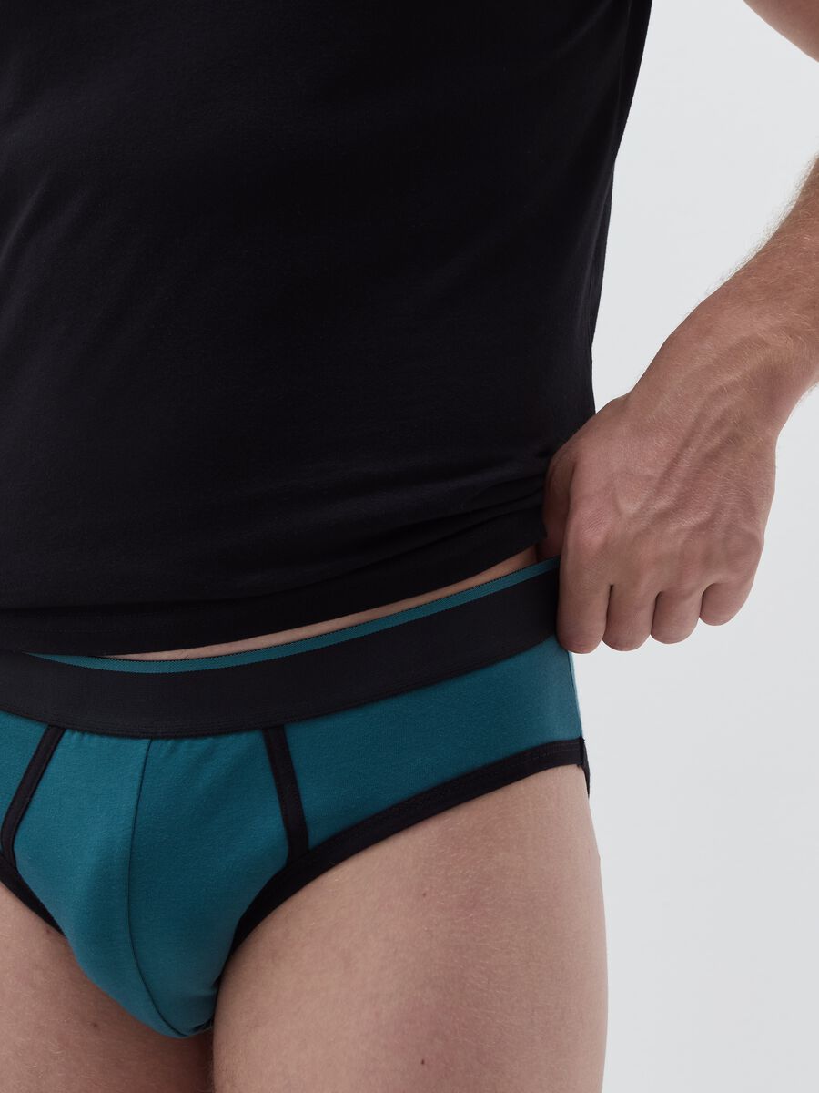 Three-pair pack briefs with contrasting piping_4