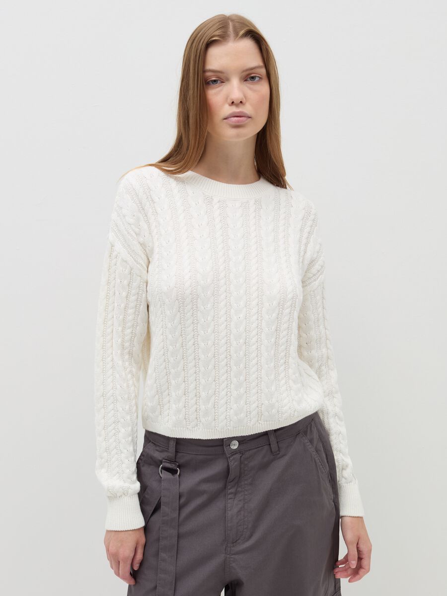 Cropped pullover with cable-knit design_1