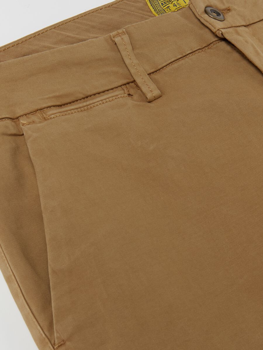 Pantalone chino regular fit in cotone stretch_1