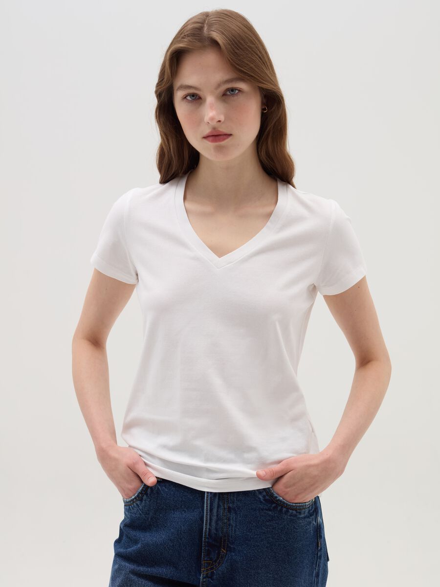 Solid colour T-shirt with V neck_2