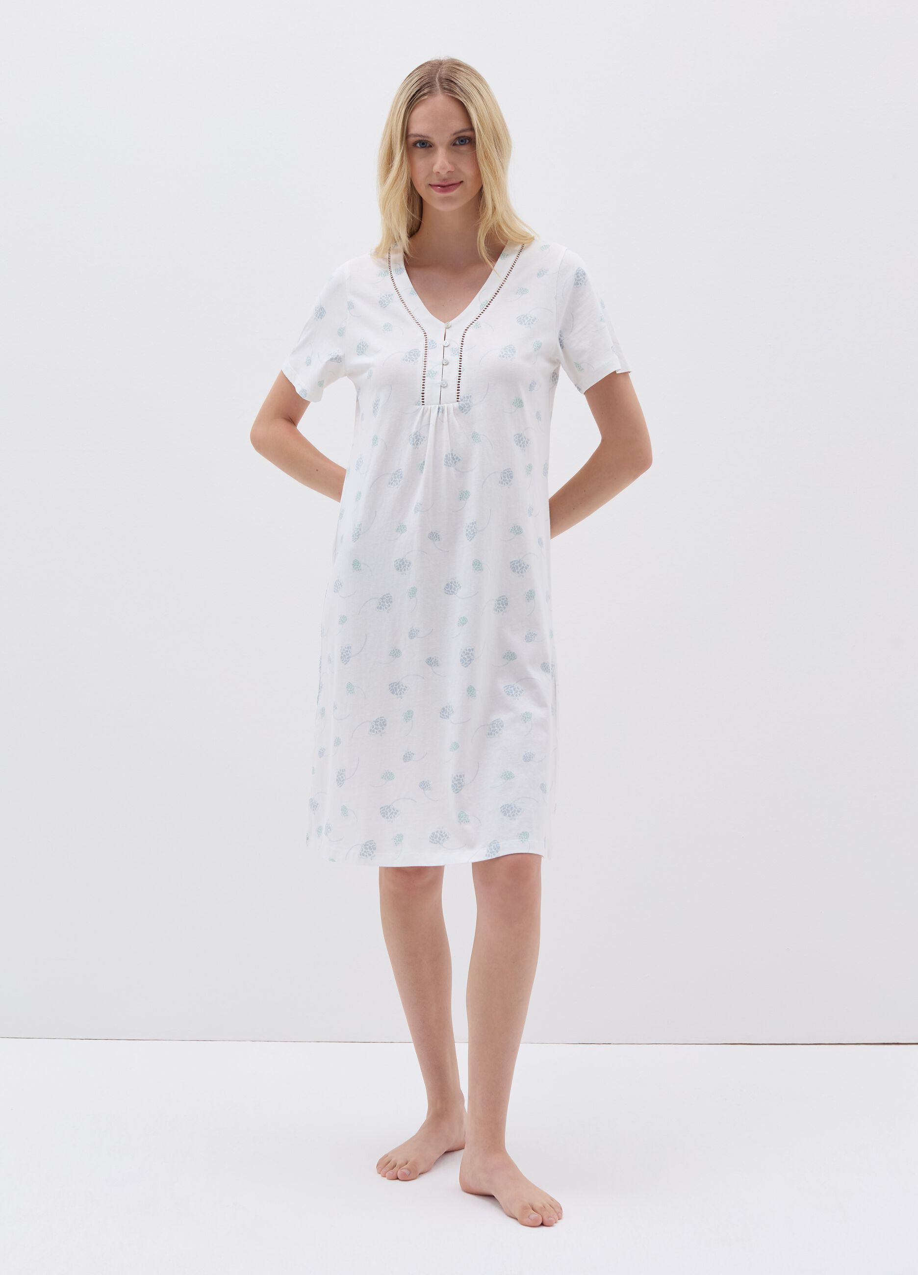 Nightdress with V neck and buttons