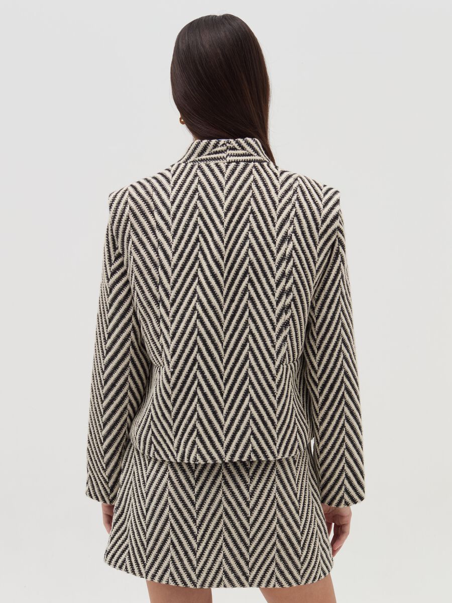 Short open jacket with chevron motif_2