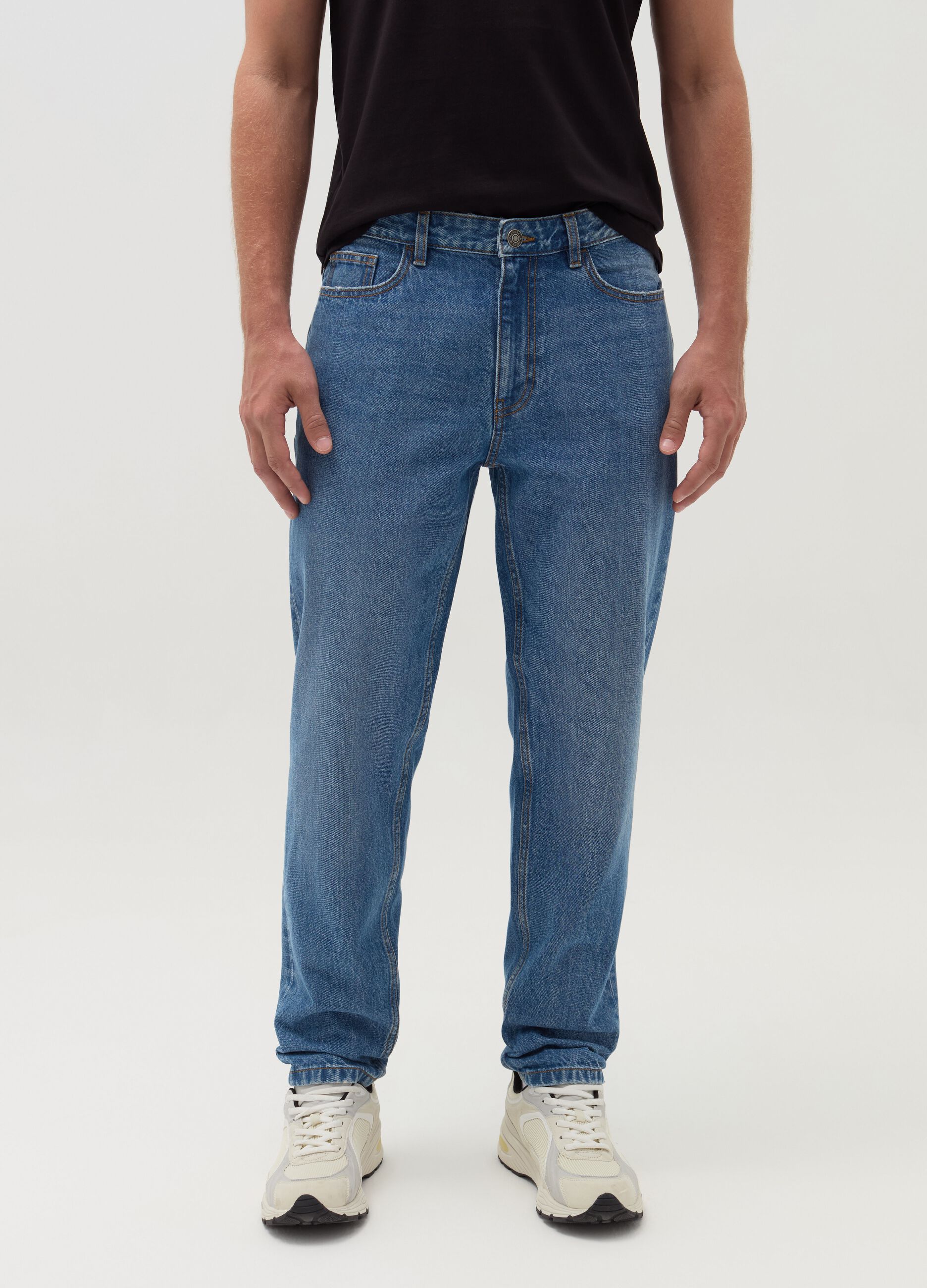 Relaxed-fit jeans with five pockets