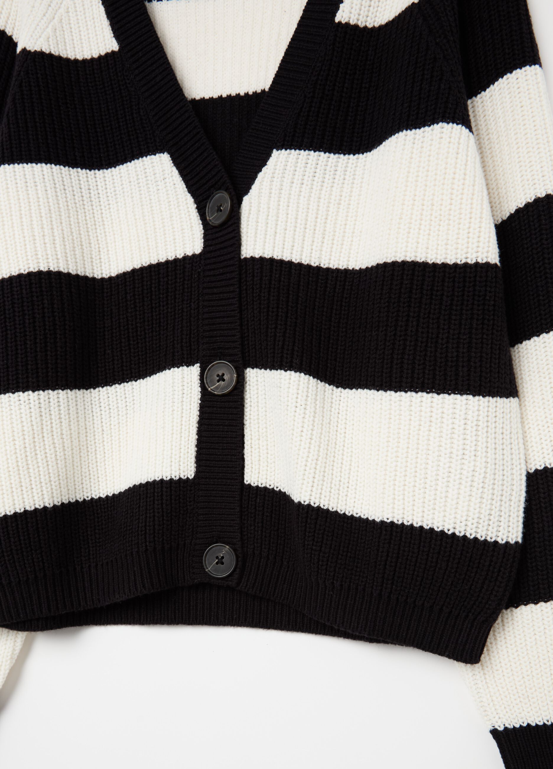 Pullover with striped pattern and V neck