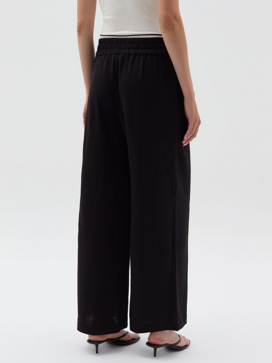 Crinkle-effect fluid trousers_2