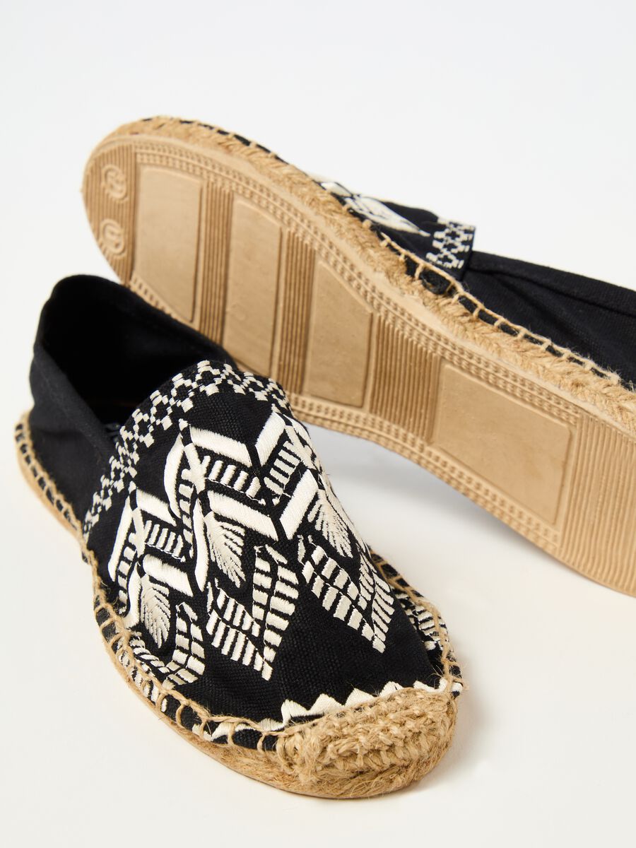 Espadrilles with ethnic embroidery_1