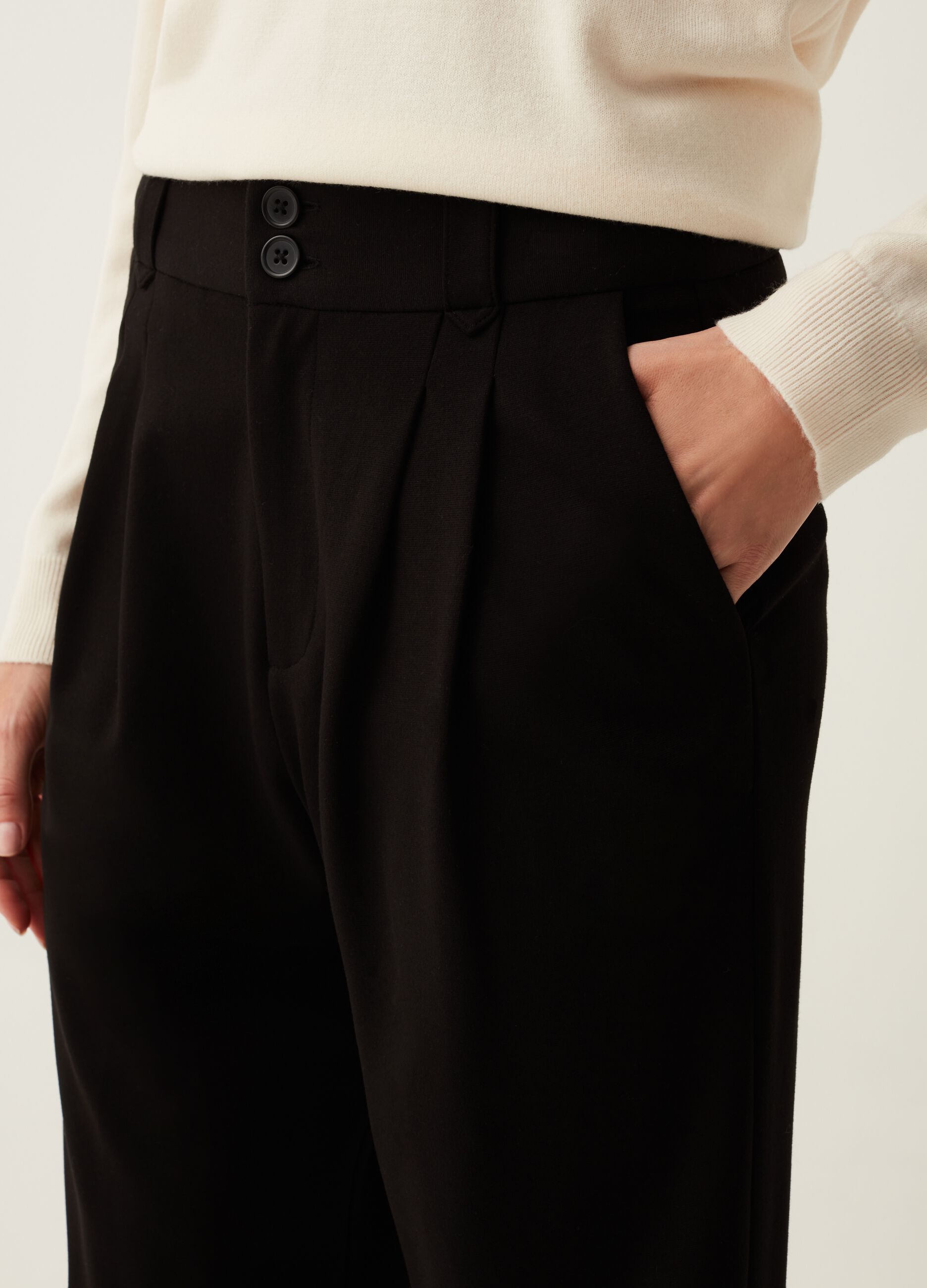 Pantaloni carrot fit con pinces