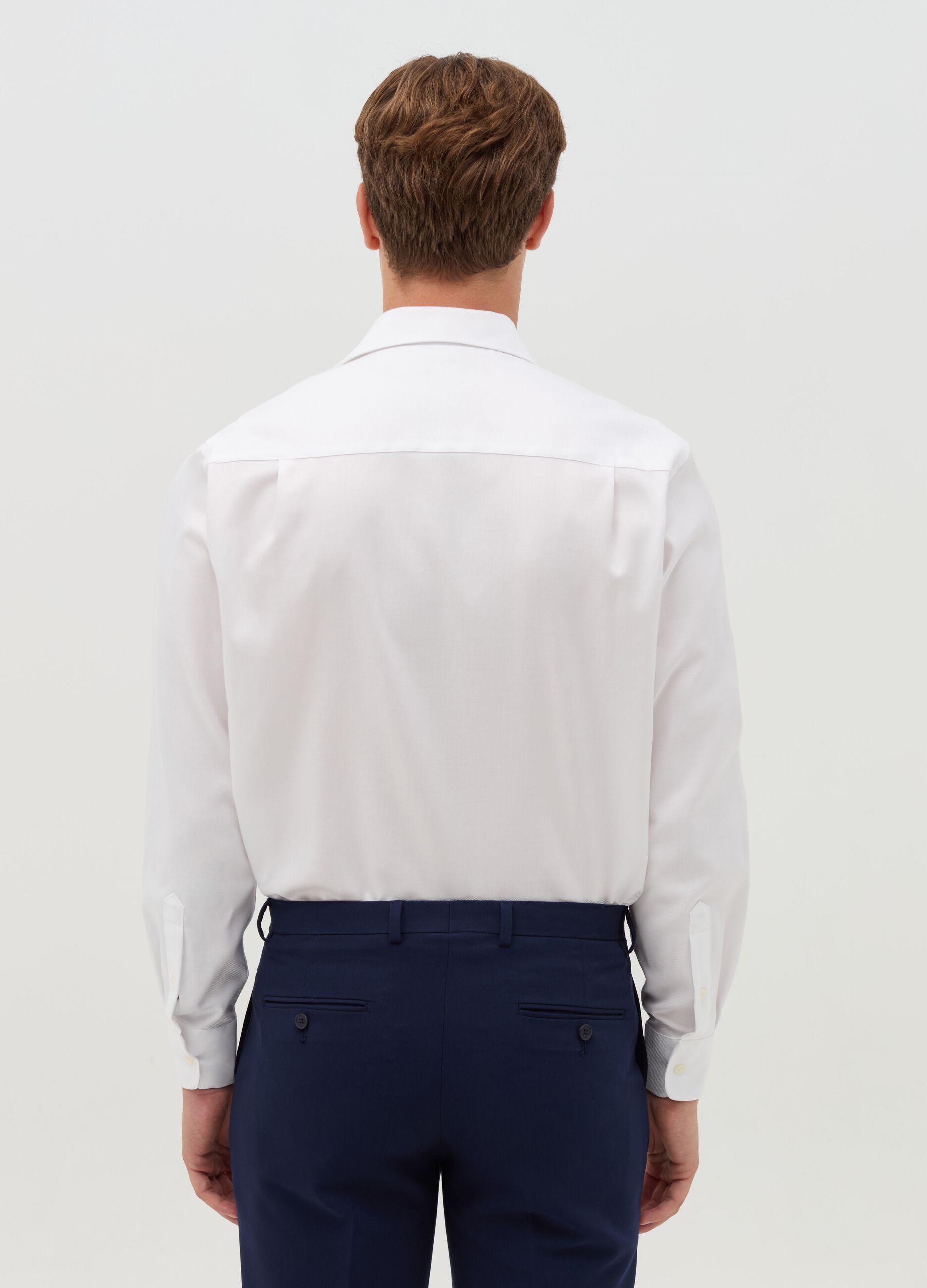 Regular-fit shirt with cut-away collar