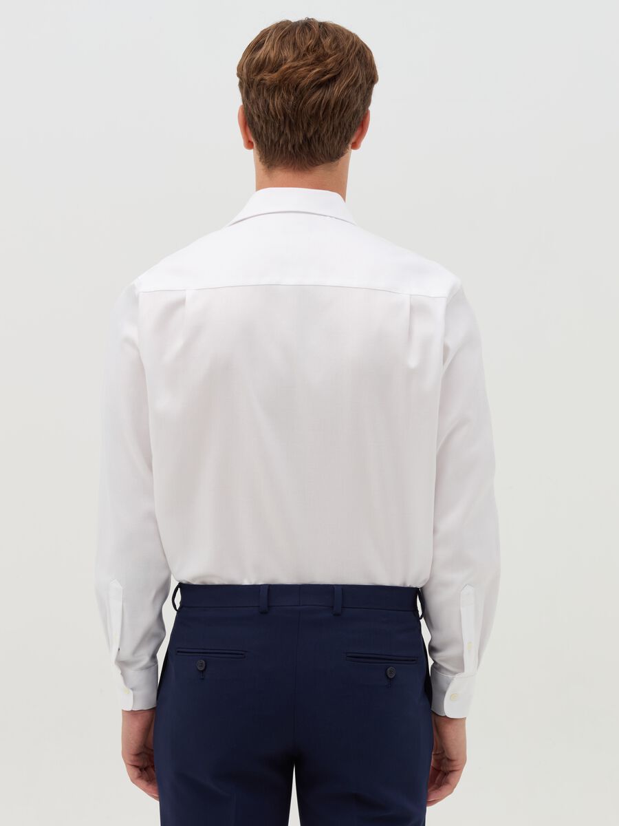 Regular-fit shirt with cut-away collar_2