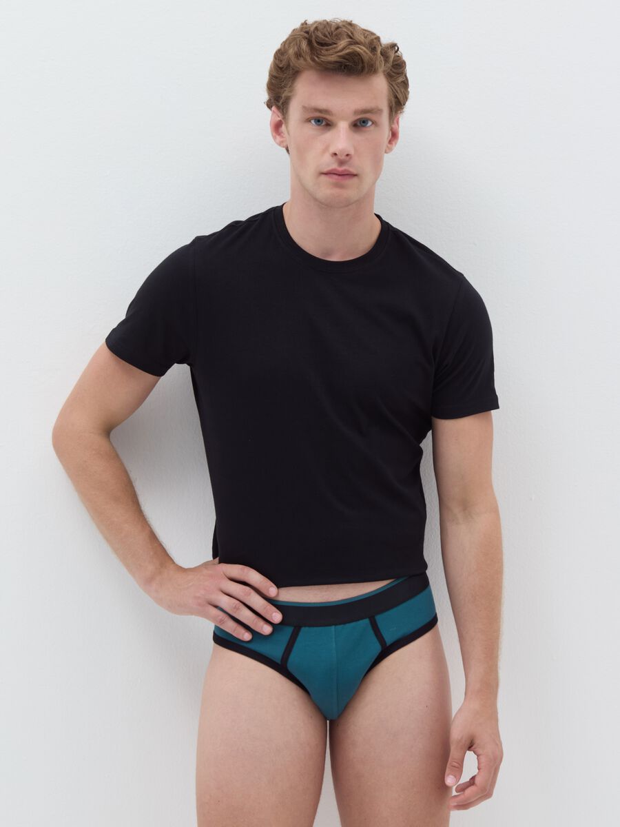 Three-pair pack briefs with contrasting piping_1