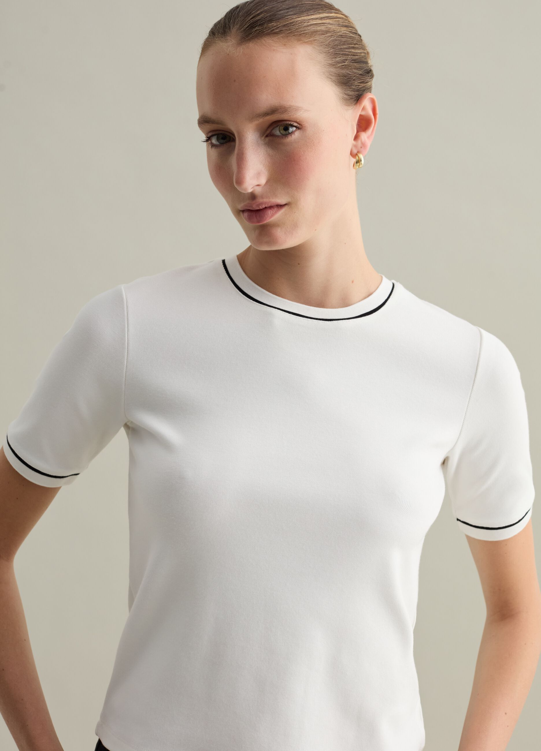 Contemporary T-shirt with contrasting piping