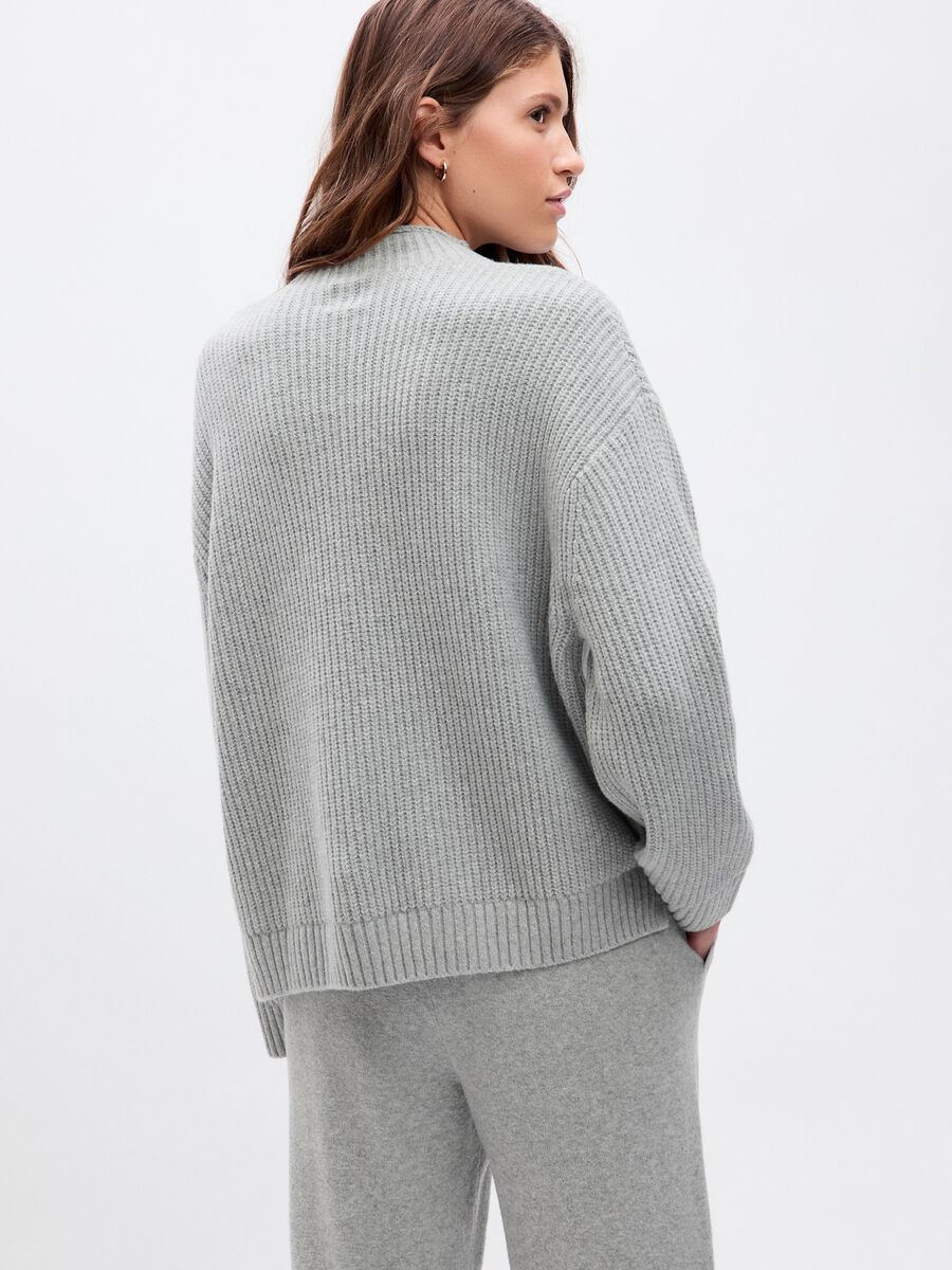 Oversized pullover with slits_1