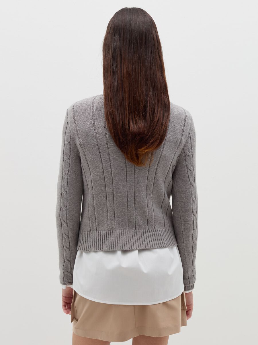 Cable-knit crop pullover with V neck_3