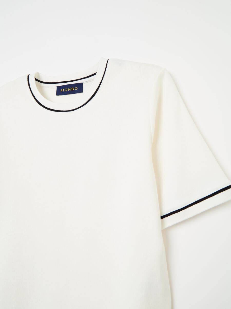 Contemporary T-shirt with contrasting piping_5