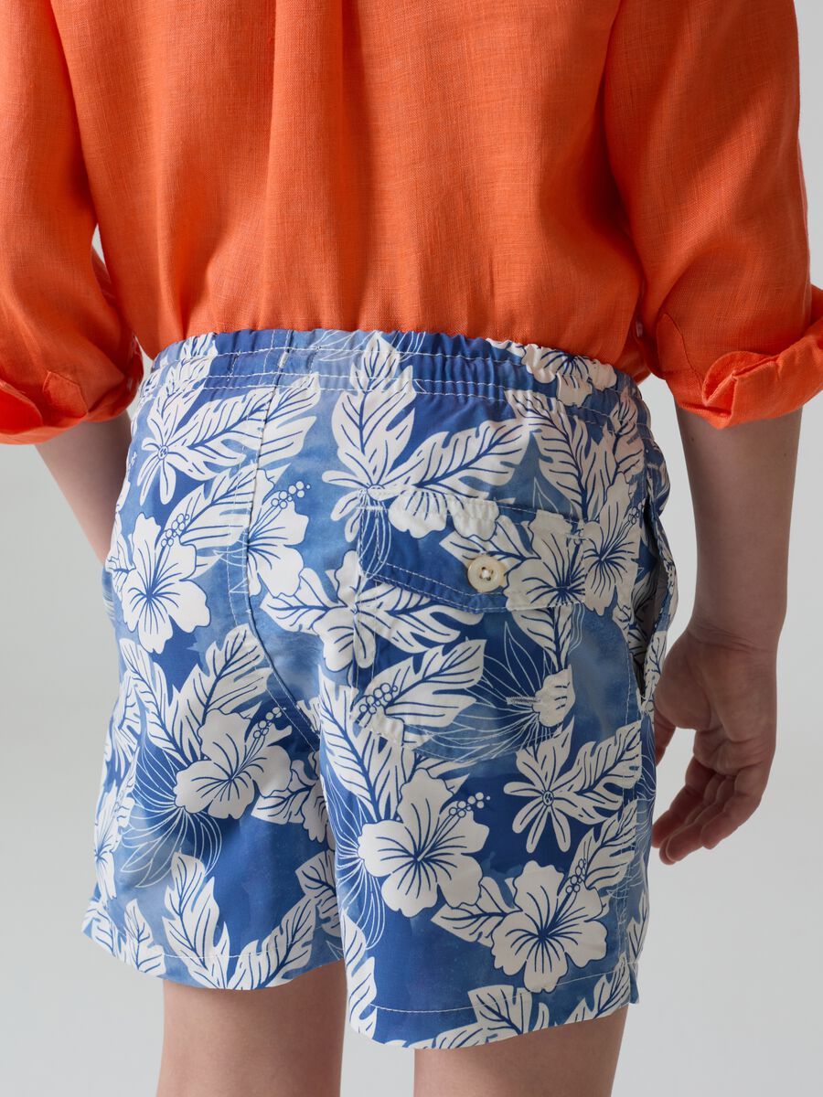 Swimming trunks with drawstring and tropical print_2