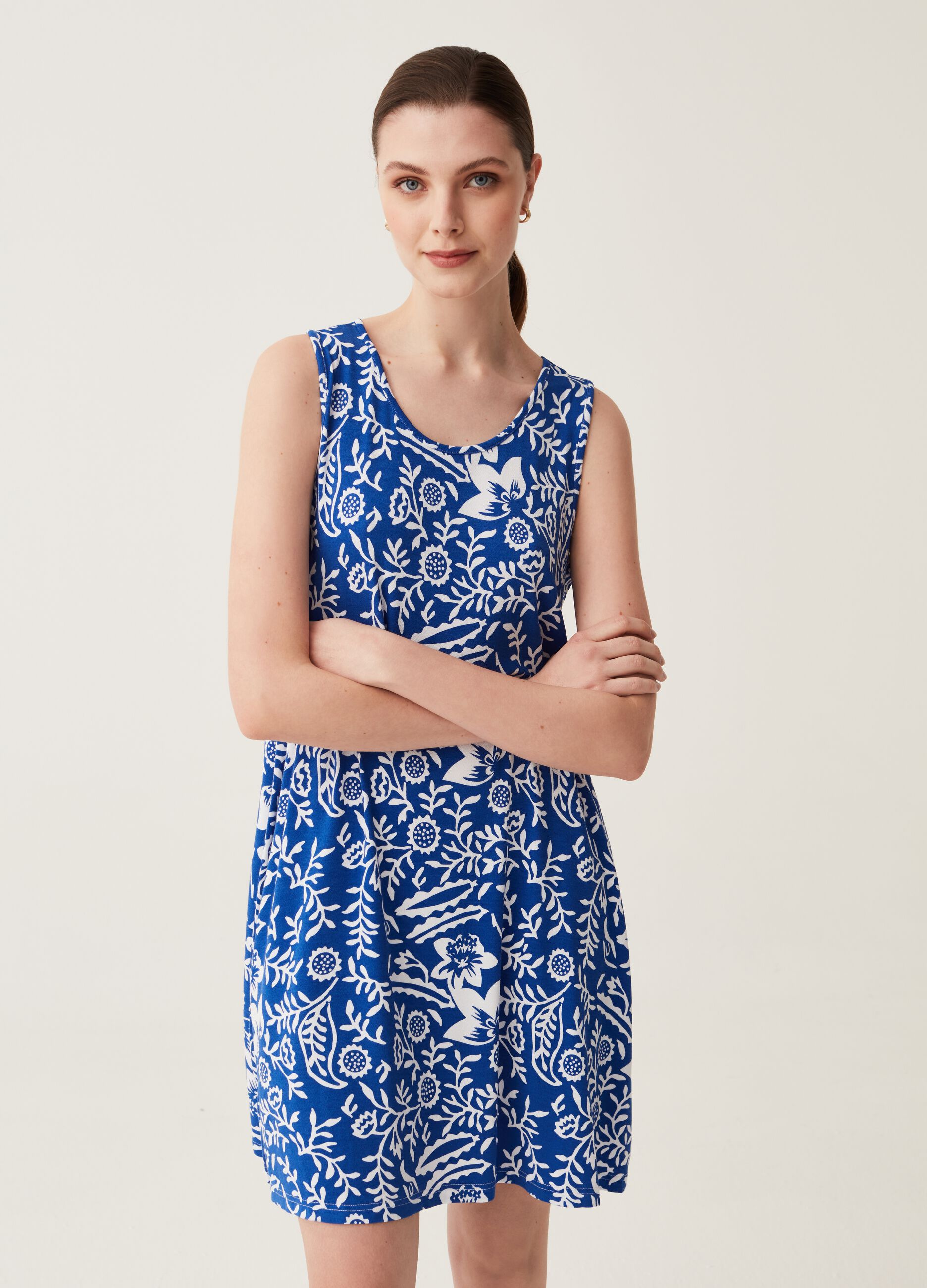 Short sleeveless dress with all-over print