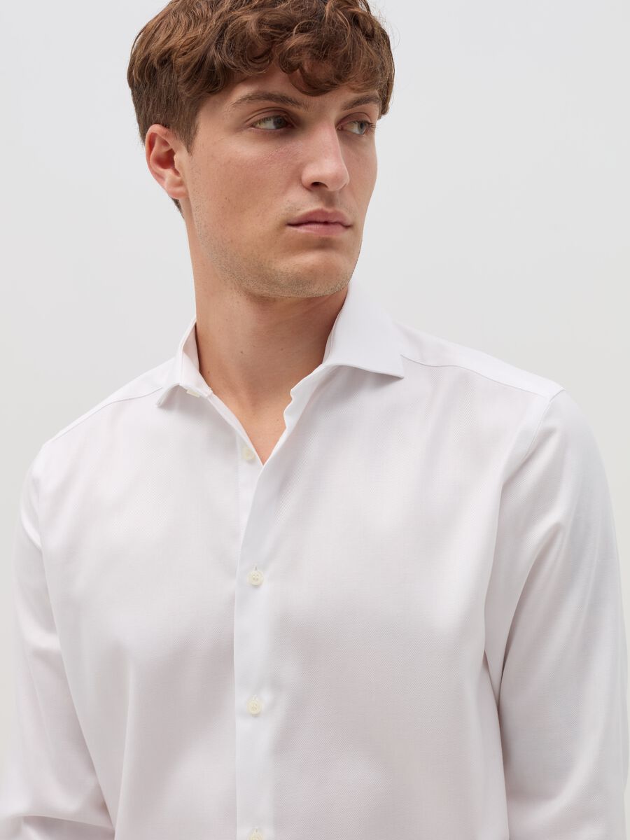 Regular-fit shirt with cut-away collar_0