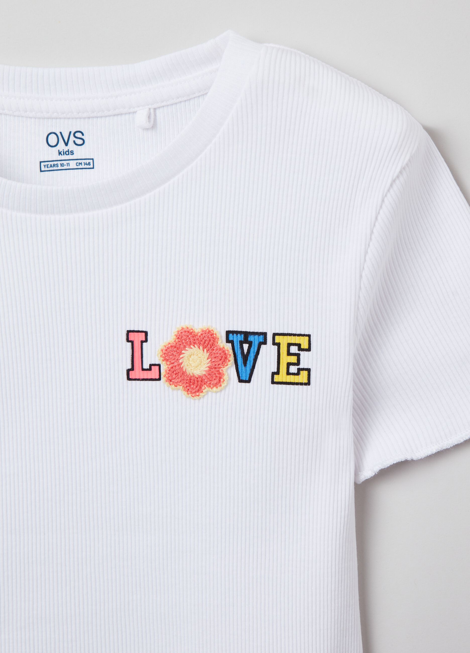 T-shirt a costine con fiore crochet 