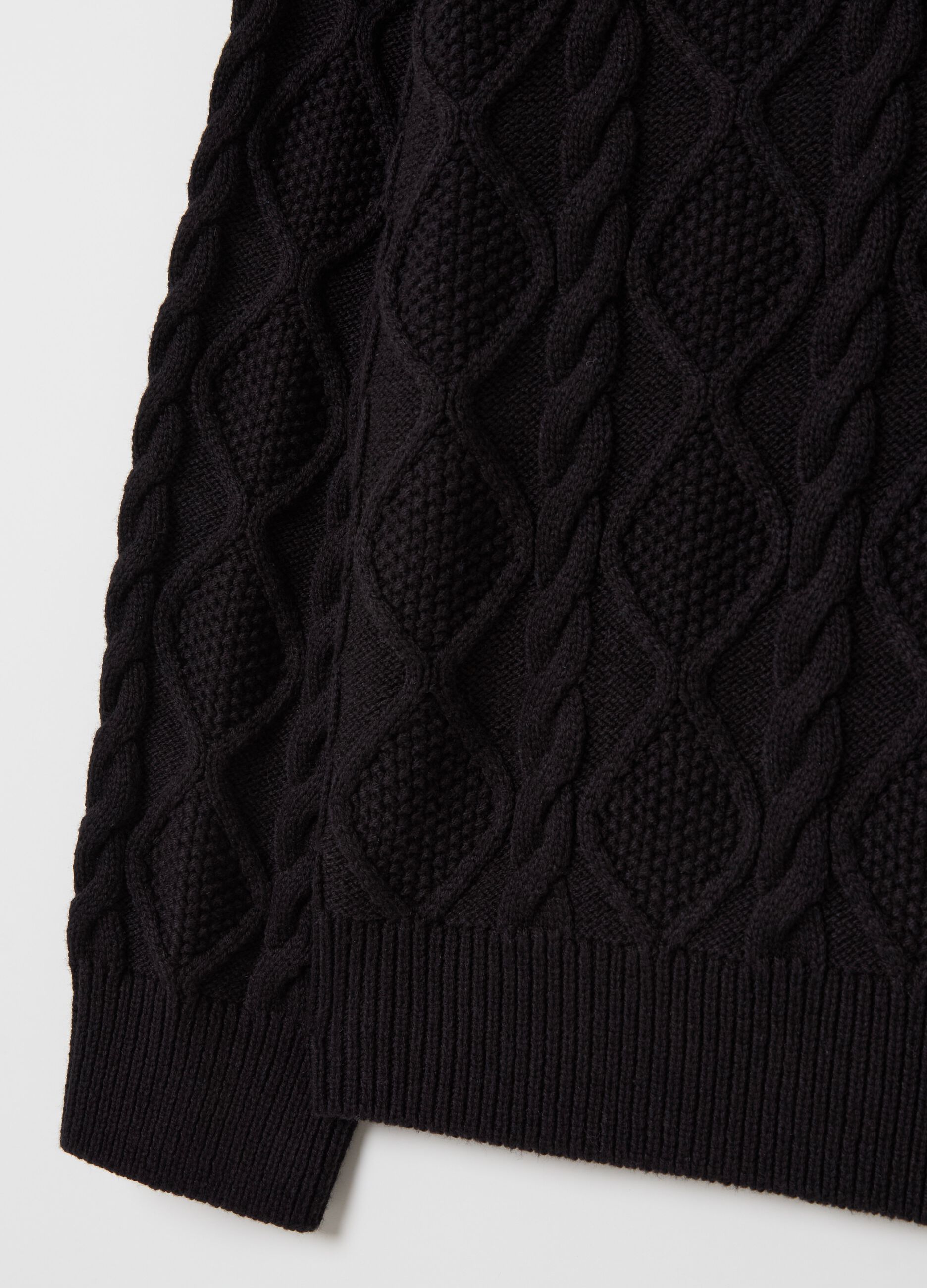 Cable-knit pullover with diamond motif