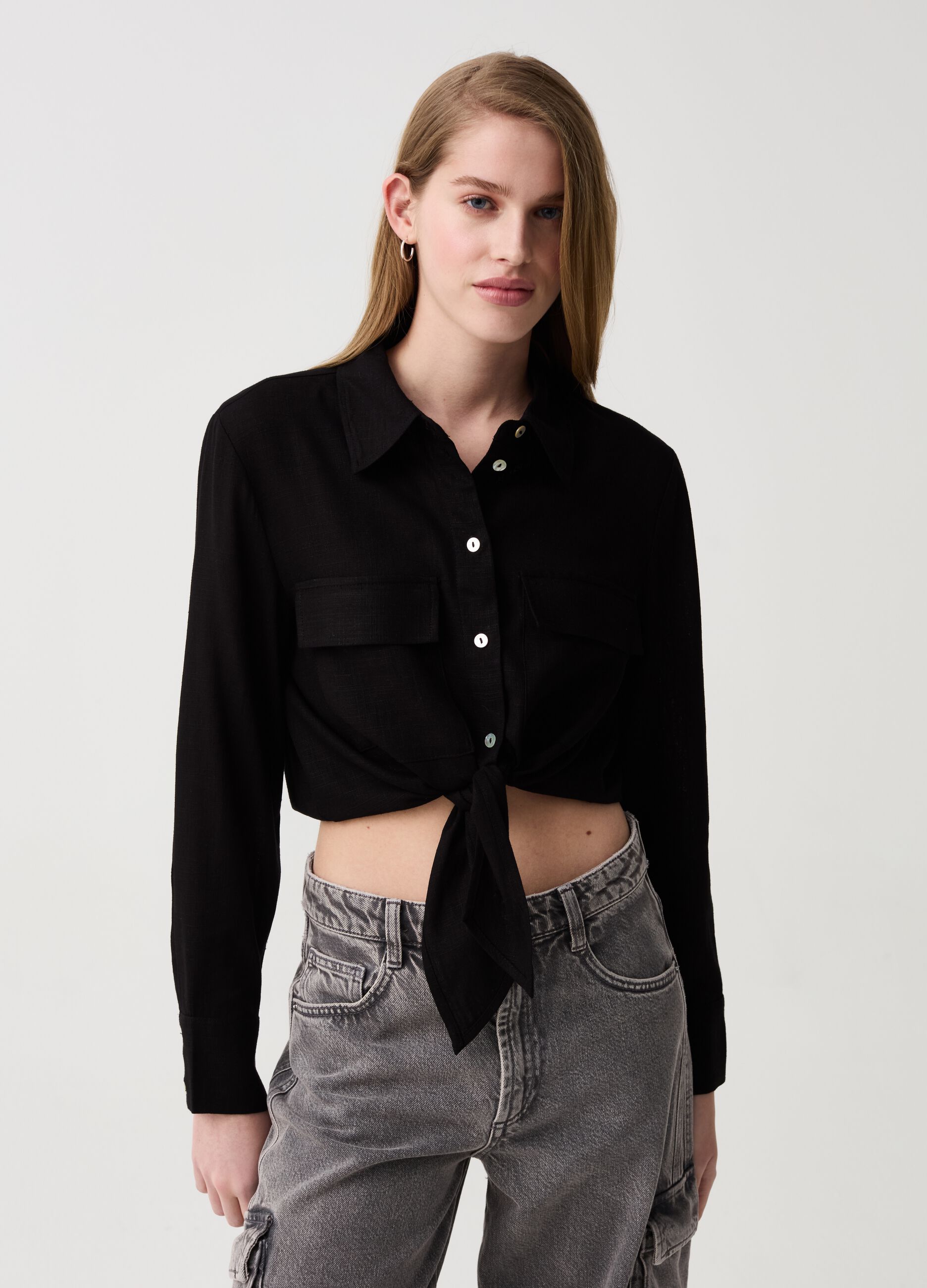 Cropped shirt with knot