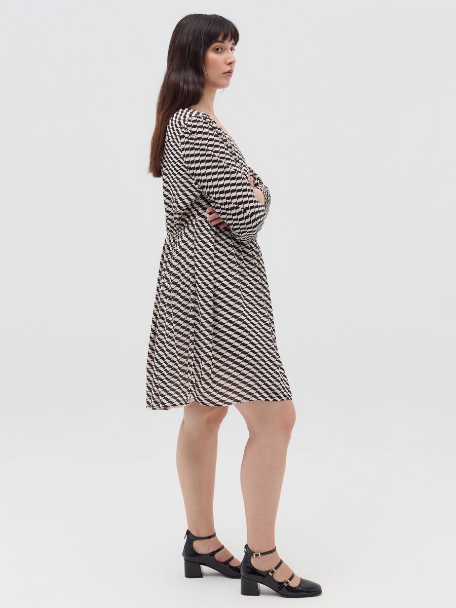 Curvy short dress in viscose with pattern_1