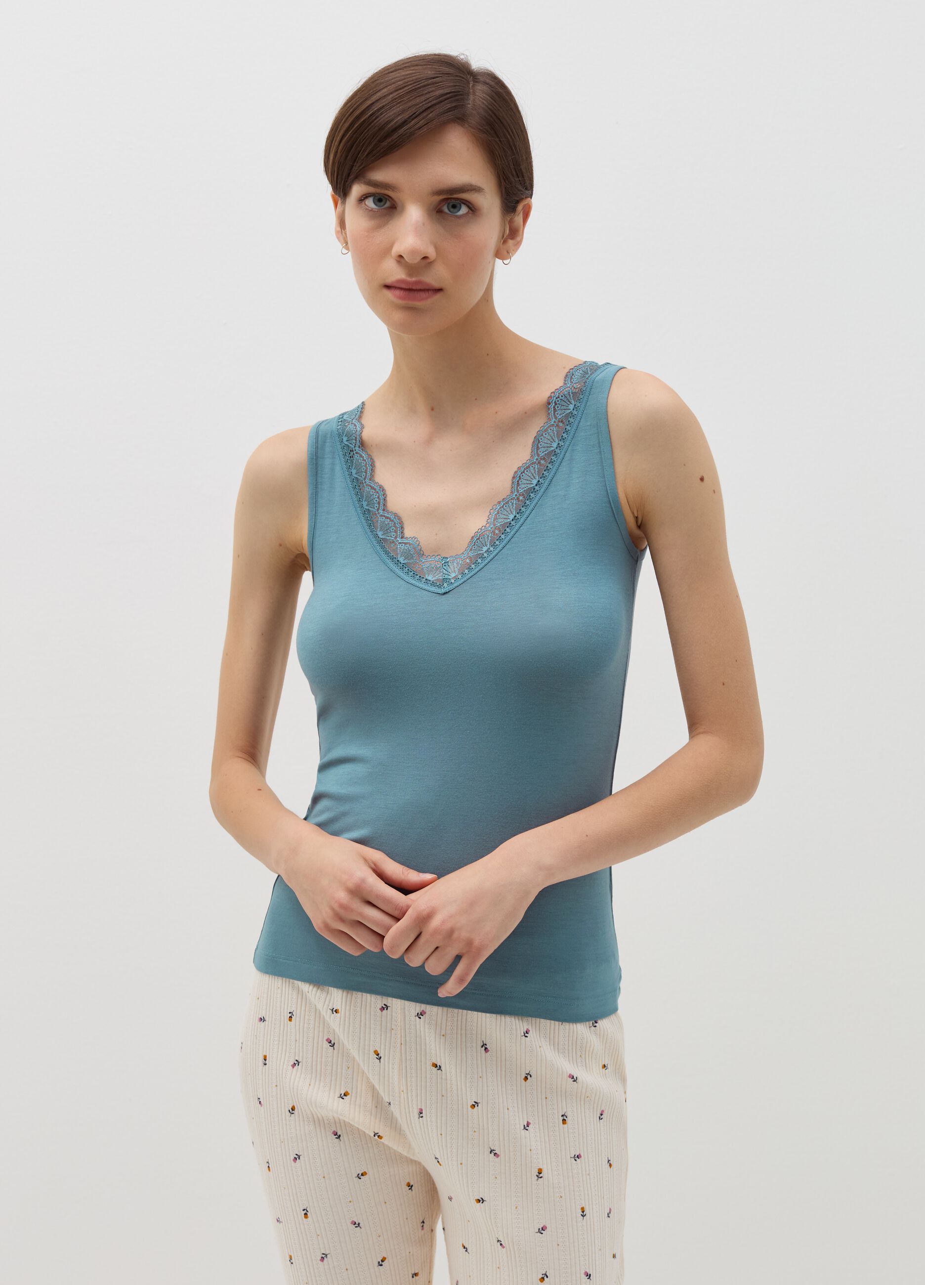 Stretch viscose vest with lace