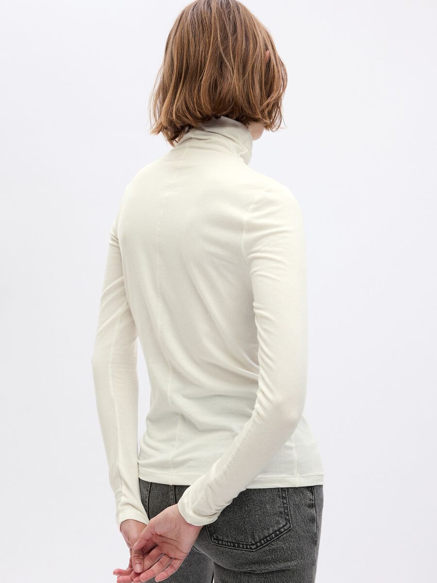 T-shirt with long sleeves and high neck_1