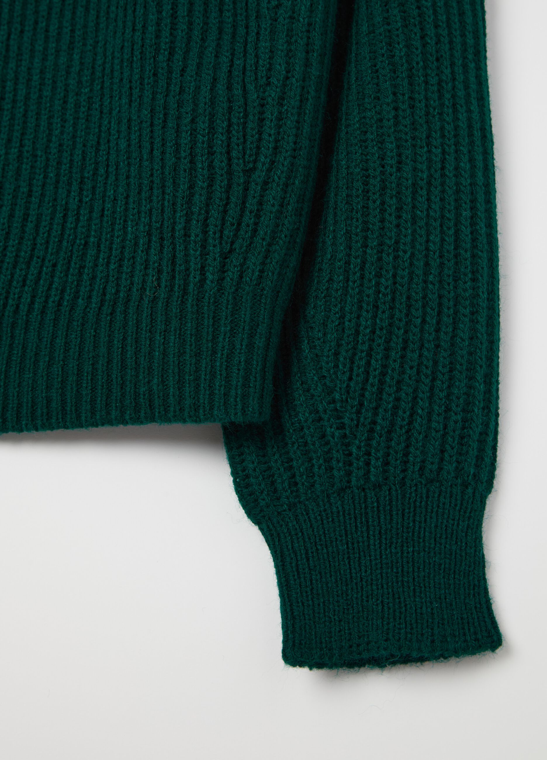 Ribbed pullover with round neckline