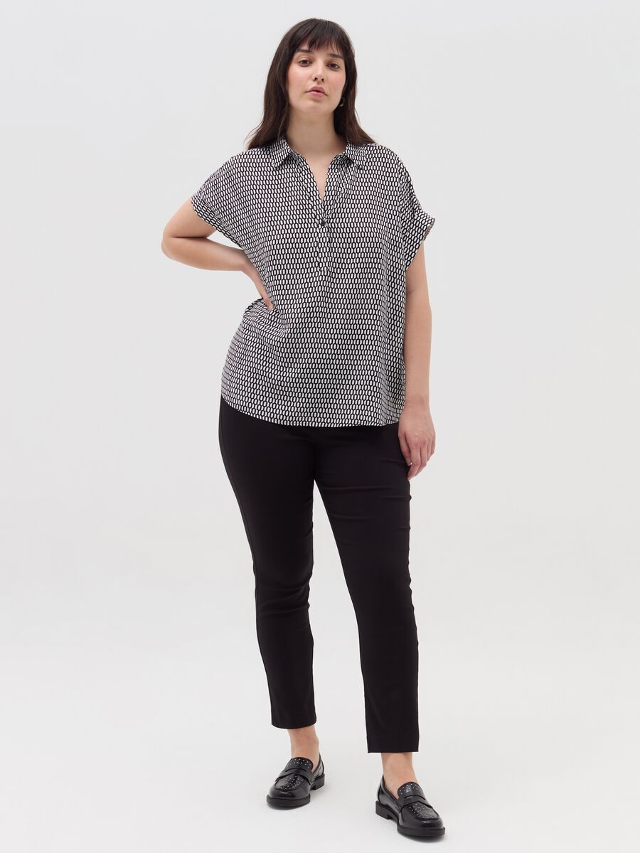 Curvy blouse with pattern and polo neckline_0