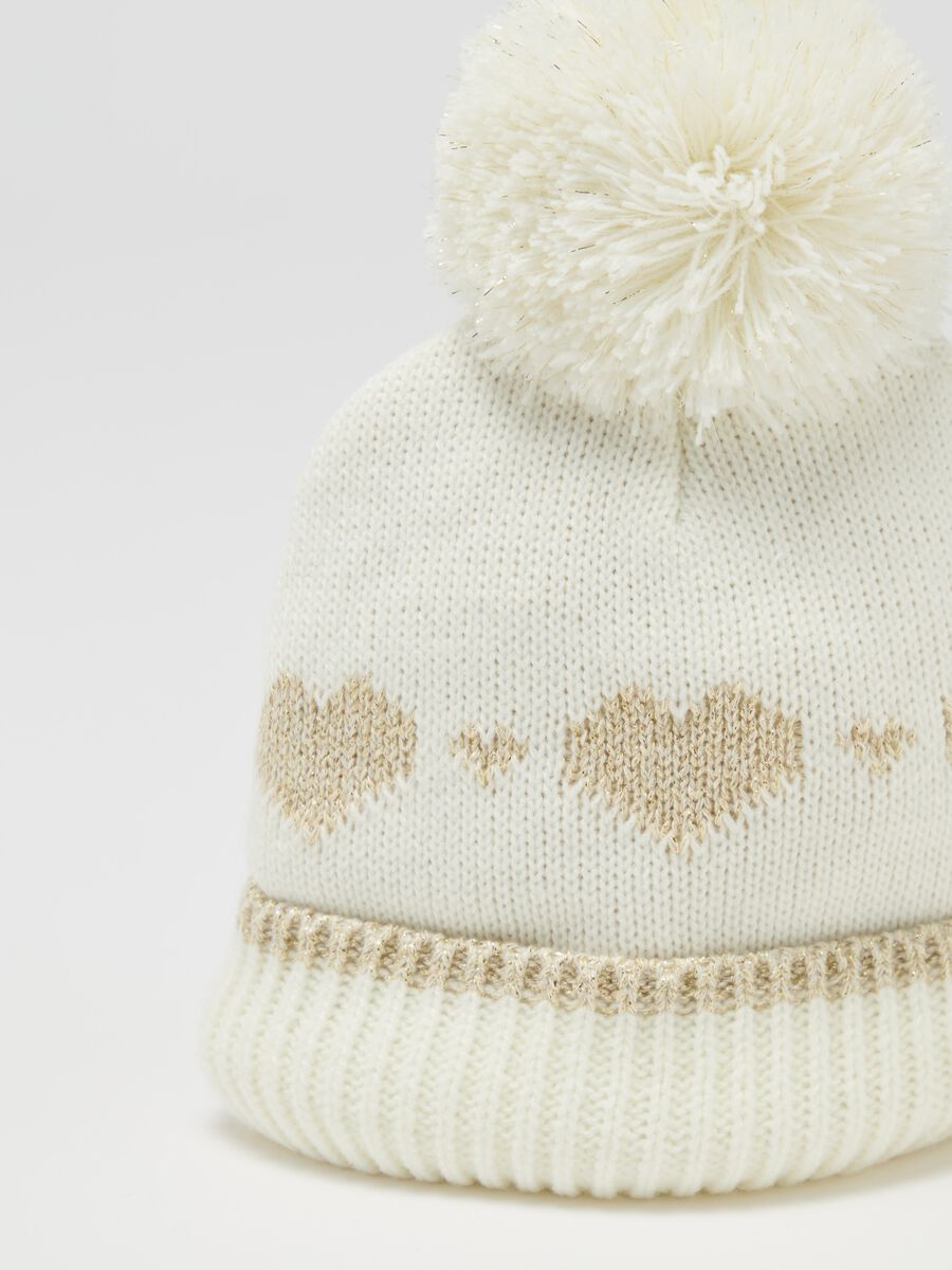 Hat with pompom and hearts design_1