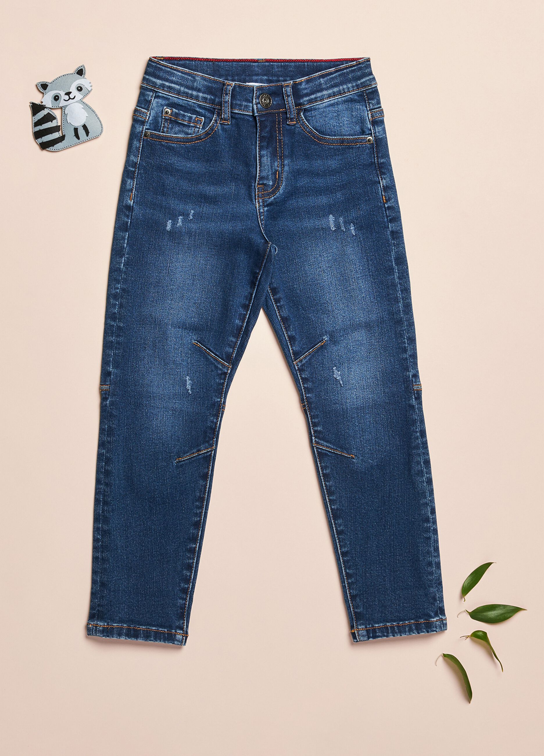 Pantaloni i denim con pinces e stampa