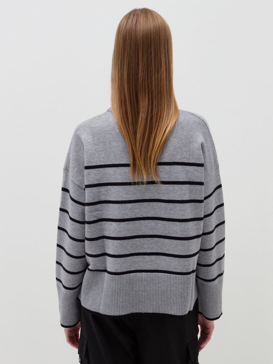 Striped pullover with slits_2