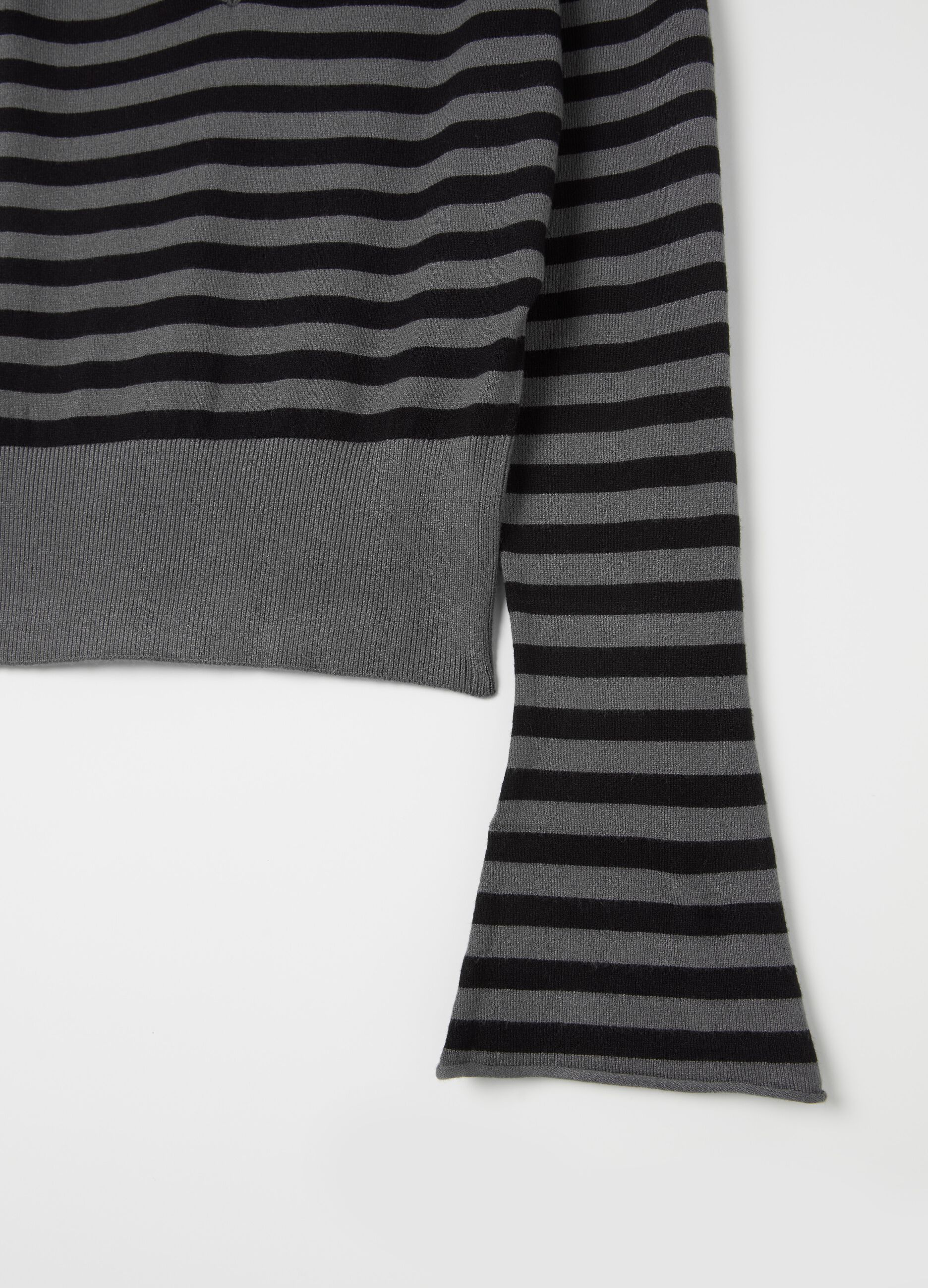 Crop pullover with V neck and stripes