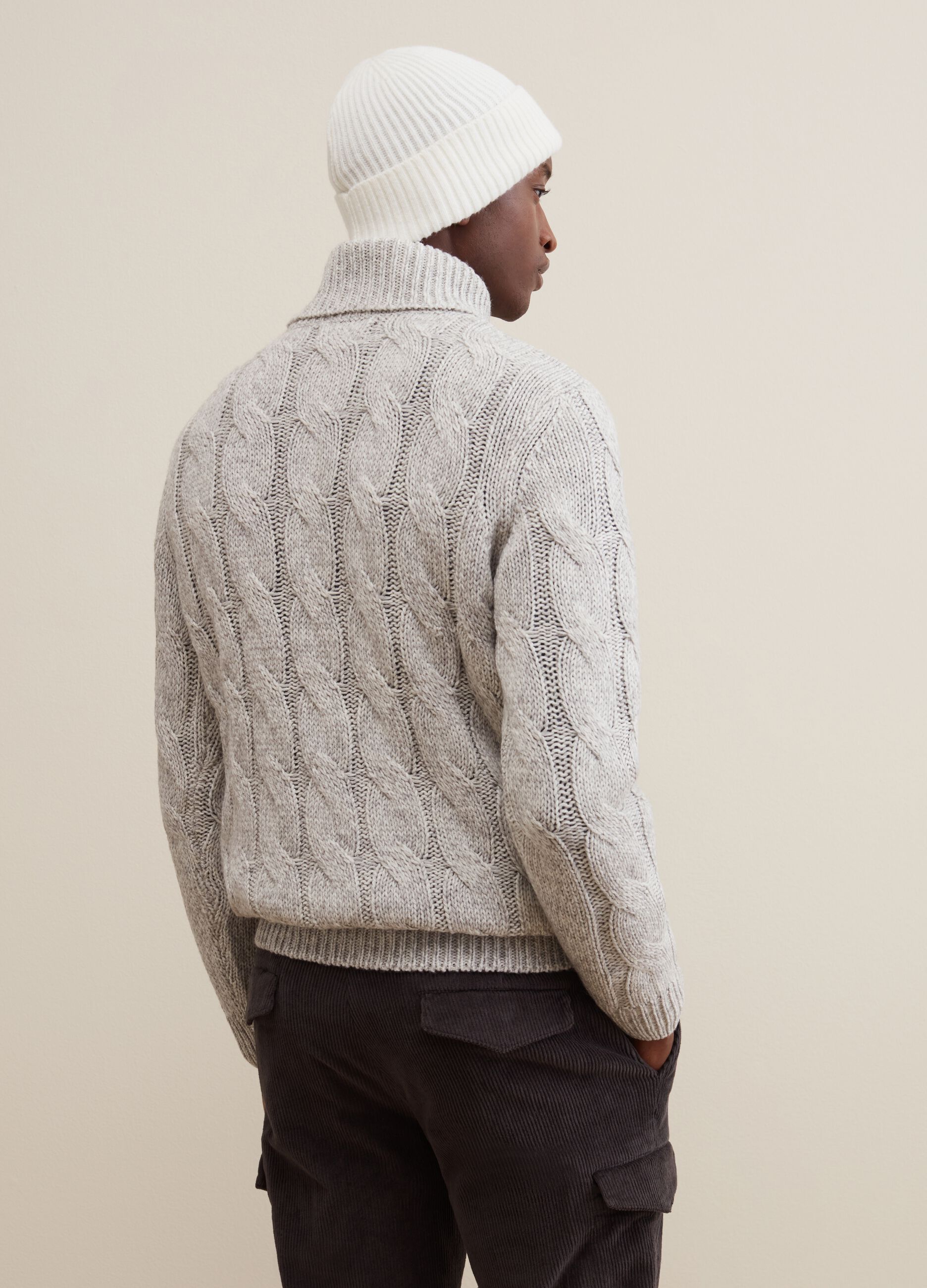 Pullover with two-tone cable.knit design