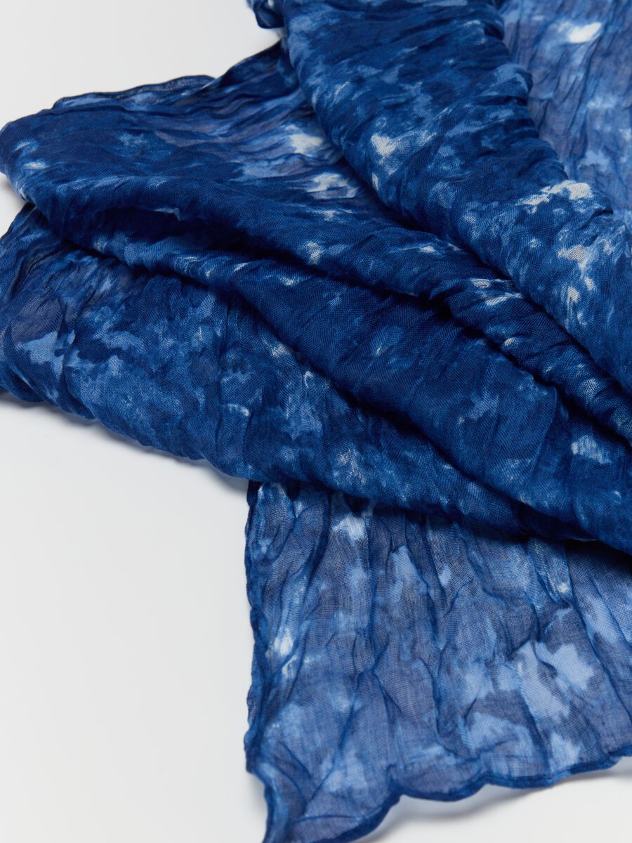 Crinkle-effect pashmina with all-over print_2