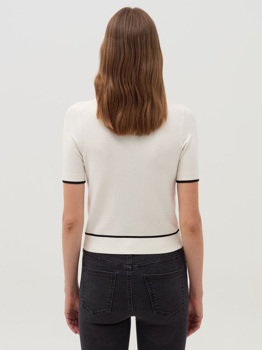 Short-sleeved top with contrasting edges_2