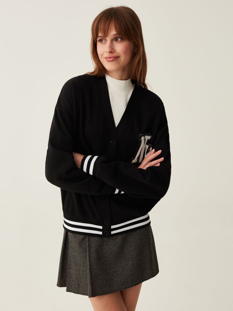 Varsity cardigan in plush with college emblem_0