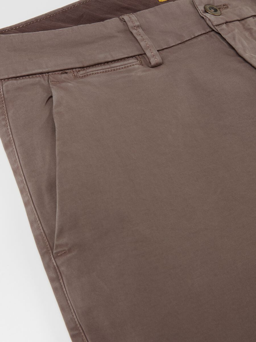 Pantalone chino regular fit in cotone stretch_1