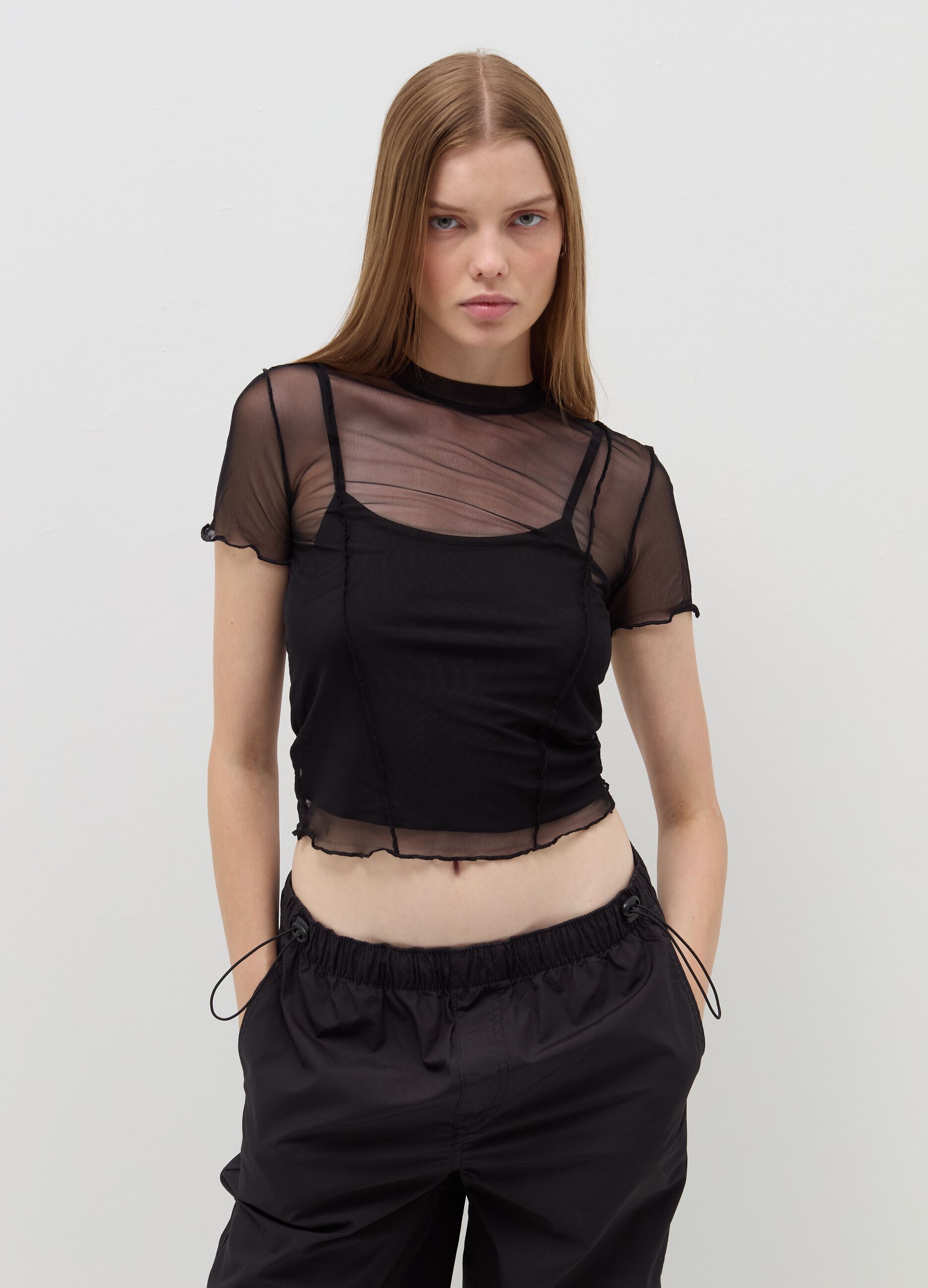 Crop T-shirt in mesh with wavy edging